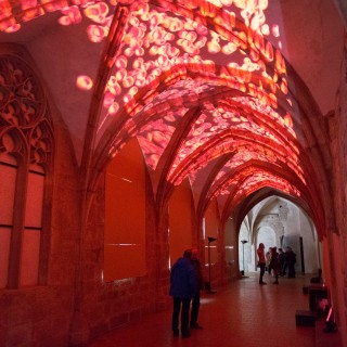 The red audiovisual installation will remind both the video and the catalog