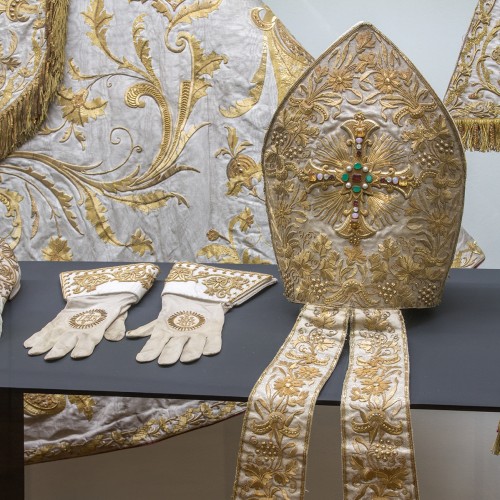 The Archdiocese Museum newly offers a rare robe of Cardinal Bedrich of Fürstenberk