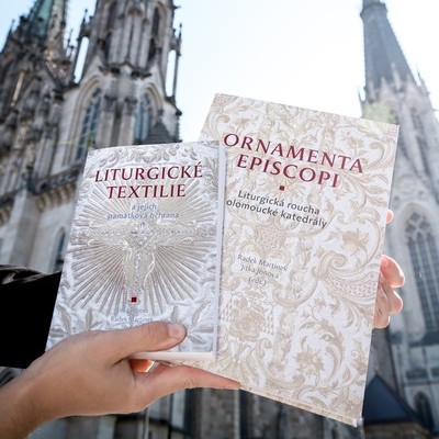 The new book introduces the liturgical robes of the Olomouc Cathedral