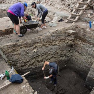 Archeologové našli v proluce i minci z 10. století