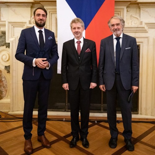 Ředitelé MUO, otec a syn Zatloukalovi,  převzali Stříbrnou medaili předsedy Senátu